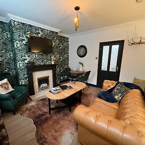 Contemporary & Chic Inner Terrace 5 Mins From Town Centre Holiday home