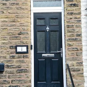 Delightful 2 Bed Town Centre House, Sleeps 4 Apartment